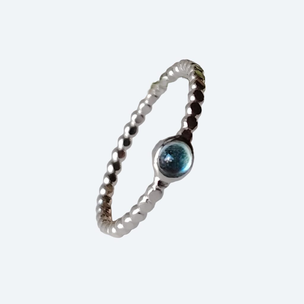 Silberring mit Kugelrand und blauem Stein